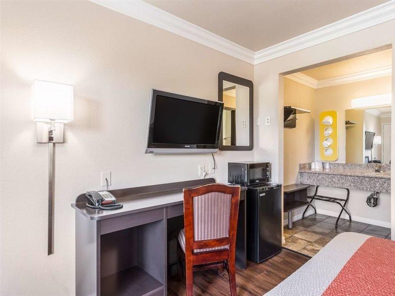 Hotel 6-fresno, Ca - Belmont Ave