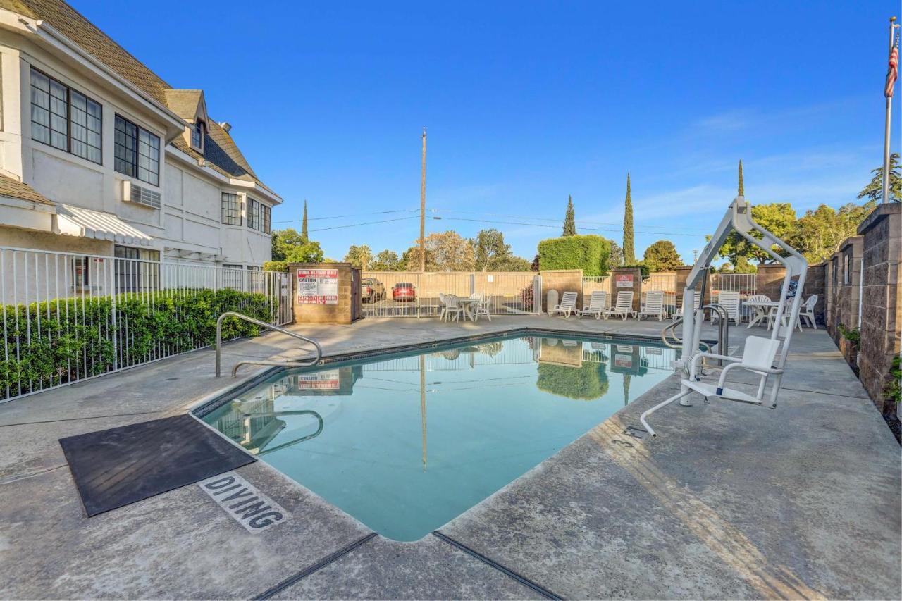 6-fresno, Ca - Belmont Ave Hotel