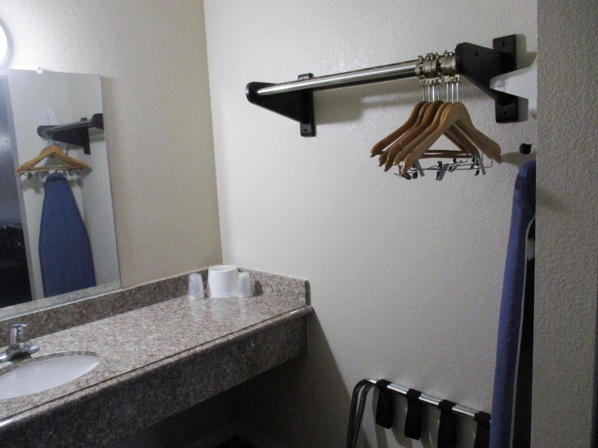 6-fresno, Ca - Belmont Ave Hotel 2*